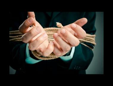 好用句：My hands are tied.