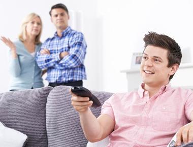 常見英文錯誤：She keeps living with her parents